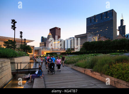 Parc du millénaire, foule appréciant lurie garden salon , gratte-ciel du centre-ville sur l'arrière-plan, chicaho, illinos, usa Banque D'Images