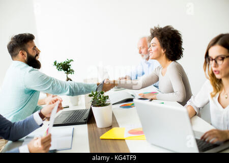 Les gens d'affaires de discuter et travailler ensemble au cours d'une réunion in office Banque D'Images