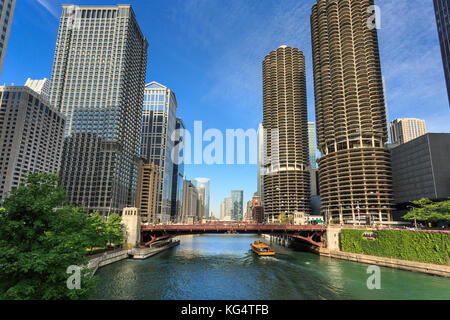 À pied de la rivière Chicago avec Marina Towers et rivière Chicago, Chicago, Illinois, États-Unis Banque D'Images