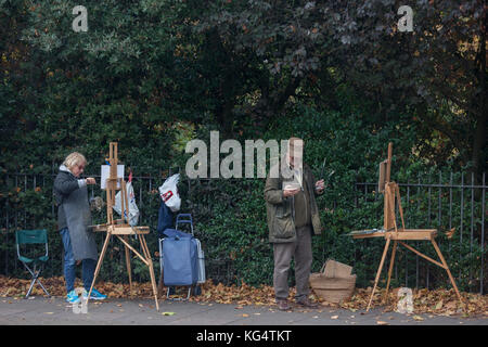 Les membres du groupe Art 76200 peindre un paysage d'automne en milieu urbain sur le Danemark Hill, le 2 octobre 2017, dans le sud London Borough of Lambeth, Angleterre. Banque D'Images