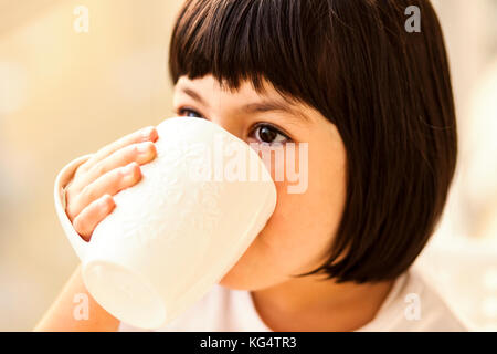 Portrait de jeune fille pittle boire du lait ou thé Banque D'Images