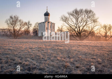 Vue de l'église de l'Intercession de la Sainte Vierge sur la rivière Nerl dans la lumière du soleil. Banque D'Images