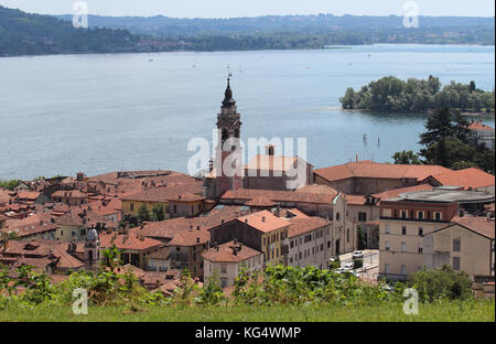 Vue d'ensemble de la ville d'Arona sur le lac majeur, Italie Banque D'Images