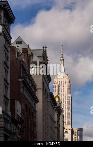 Empire state building à nord en haut de la sixième avenue à partir de la 18e Rue, New York. Banque D'Images