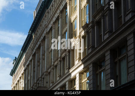 Détail de la construction de la ville de New York sur la 18e rue à la sixième avenue. Banque D'Images