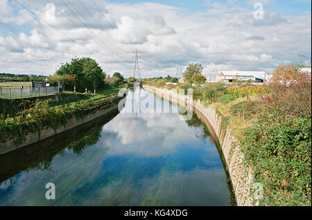 Rivière lea flood relief channel, sur le bord de Walthamstow, marais du nord de Londres, UK Banque D'Images