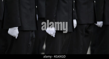 Photo de stock des officiers de police Métropolitaine portant des gants d'uniforme de robe blancs lors d'un défilé de police Métropolitaine pour de nouveaux officiers à Peel House à Hendon. Banque D'Images