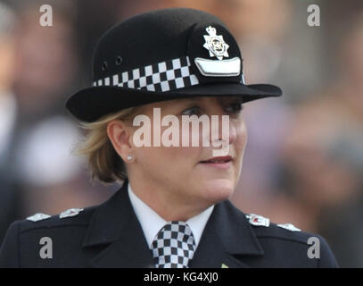 Photo de la superintendante en chef du détective de la police métropolitaine, Penny Banham, dans son uniforme vestimentaire lors d'une parade de la police métropolitaine pour les nouveaux officiers à Peel House à Hendon. Banque D'Images