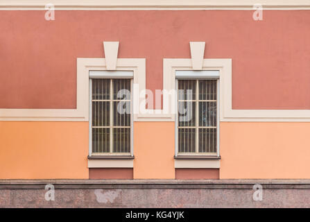 Deux fenêtres dans une rangée sur façade d'immeuble de bureaux urbains Vue avant, st. Petersburg, Russie Banque D'Images