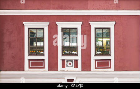 Trois fenêtres dans une rangée sur façade d'immeuble de bureaux urbains Vue avant, st. Petersburg, Russie Banque D'Images