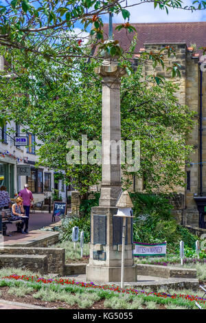 L33/UK - JUIN 17 : Vue sur la rue principale dans la région de East Grinstead le 17 juin 2017. Des personnes non identifiées Banque D'Images