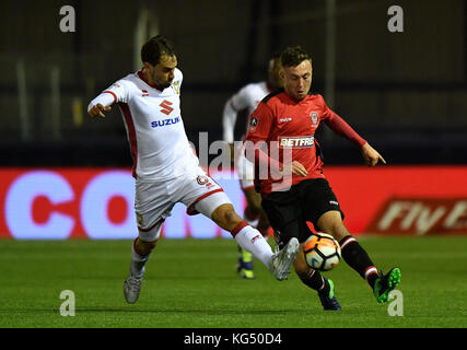 Edward Upson du MK dons (à gauche) et Jack Stockdill du Hyde FC se battent pour le ballon lors de la Coupe de FA des Emirates, match du premier tour à Ewen Fields, Hyde. Banque D'Images