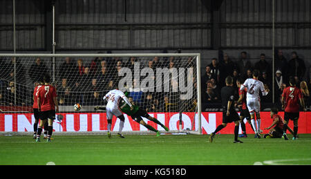 Edward Upson de MK Dons marque le quatrième but du match de sa partie lors de la coupe Emirates FA, premier match à Ewen Fields, Hyde. Banque D'Images