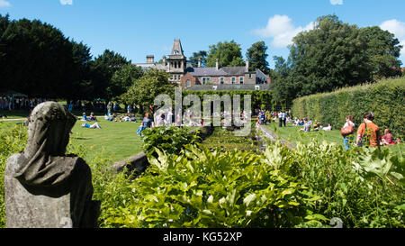 Le soleil brille, les visiteurs à l'un des jardins de Goldney Hall dans le village de Clifton Bristol UK Banque D'Images