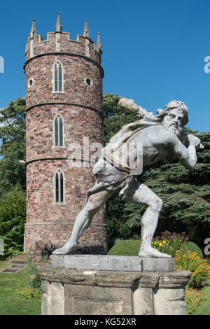 Statue d'Héraclès et la tour gothique dans les jardins de Goldney Hall dans le village de Clifton Bristol UK Banque D'Images