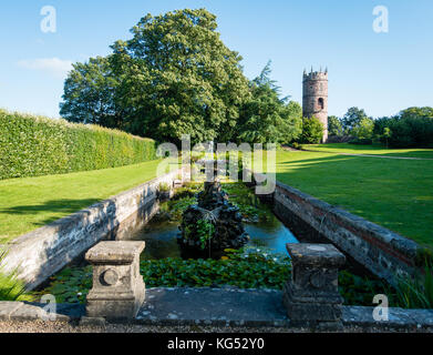 Canal d'ornement dans les jardins de Goldney Hall dans le village de Clifton Bristol UK Banque D'Images