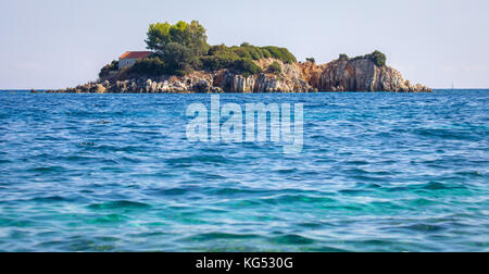 Aghios Nikolaos - St Michael's Island au large de la côte orientale de l'Ithaque dans les îles ioniennes de la Grèce avec son église unique Banque D'Images