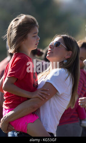 A 6ans fille jouant dans un match de foot est consolé par sa mère après avoir été blessé. moretown, Vermont, Etats-Unis Banque D'Images