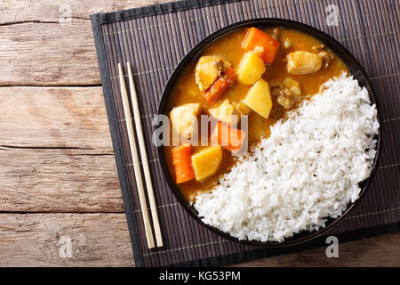 Riz au Curry japonais avec de la viande, la carotte et la pomme de terre sur une plaque sur une table horizontale. haut Vue de dessus Banque D'Images