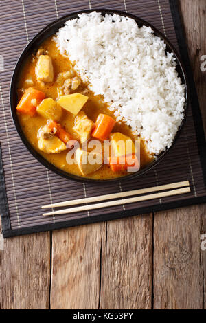 Riz au Curry japonais avec de la viande, la carotte et la pomme de terre sur une plaque sur une table. vertical haut Vue de dessus Banque D'Images