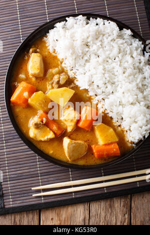 Curry épicé et riz close-up sur une plaque dans le style japonais. vertical haut Vue de dessus Banque D'Images