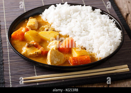 La cuisine japonaise traditionnelle : curry et riz sur une plaque horizontale. Banque D'Images