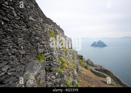 Ancien monastère de l'île de Skellig Michael (en arrière-plan), Skellig peu le comté de Kerry, Irlande Banque D'Images