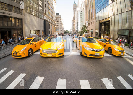 Les taxis jaunes sur la cinquième avenue, new york city, New York, New York , États-Unis d'Amérique, États-Unis Banque D'Images