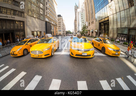 Les taxis jaunes sur la cinquième avenue, new york city, New York, New York , États-Unis d'Amérique, États-Unis Banque D'Images