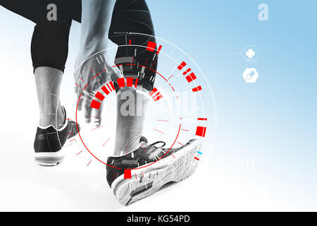 Runner holding sportif dans la cheville cassée avec douleur communs d'exploitation torsadée et blessures sportives Athletic man pied en raison d'entorses avec sca médical VR Banque D'Images