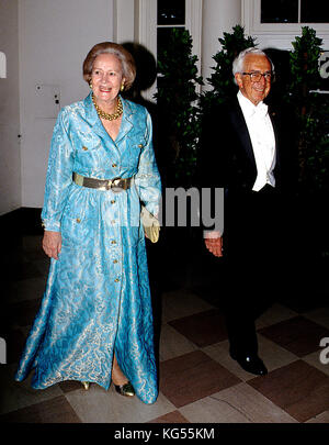 Washington DC usa., le 13 juin, 1994 katharine graham éditeur du journal washington post est escorté à l'état dîner en l'honneur de l'empereur japonais par White house cousnel lloyd norton cutler Banque D'Images