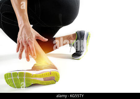 Runner holding sportif dans la cheville cassée avec douleur communs d'exploitation torsadée et blessures sportives Athletic man pied en raison d'entorses sur fond blanc Banque D'Images