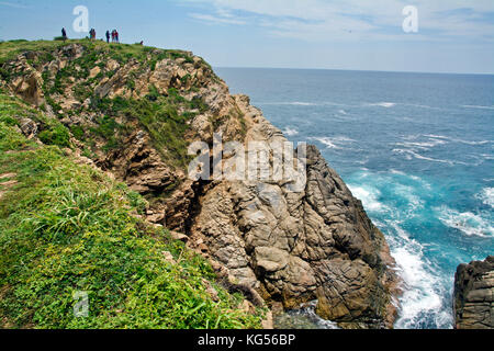 Superbe vue sur colline sacrée et de l'océan bleu à Punta Cometa, Mexique Banque D'Images