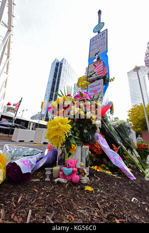 Manhattan, États-Unis. 06Th nov, 2017 impromptu. monuments ont été placés à l'angle des rues de l'ouest et d'honorer les victimes de l'attaque par sayfullo saïpov au nom d'Isis. avec des fleurs et des bougies, le nypd a été mise en place de béton les obstacles à l'empêcher d'autres attaques. crédit : andy katz/pacific press/Alamy live news Banque D'Images