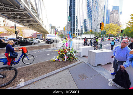 Manhattan, États-Unis. 06Th nov, 2017 impromptu. monuments ont été placés à l'angle des rues de l'ouest et d'honorer les victimes de l'attaque par sayfullo saïpov au nom d'Isis. avec des fleurs et des bougies, le nypd a été mise en place de béton les obstacles à l'empêcher d'autres attaques. crédit : andy katz/pacific press/Alamy live news Banque D'Images