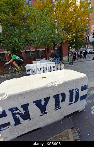 Manhattan, États-Unis. 06Th nov, 2017 impromptu. monuments ont été placés à l'angle des rues de l'ouest et d'honorer les victimes de l'attaque par sayfullo saïpov au nom d'Isis. avec des fleurs et des bougies, le nypd a été mise en place de béton les obstacles à l'empêcher d'autres attaques. crédit : andy katz/pacific press/Alamy live news Banque D'Images