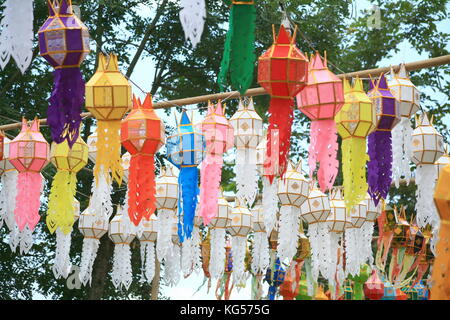 Des lanternes en papier , lanternes suspendues / utilisée comme décor pour le festival de Loy Krathong , "fête des lumières" Chiang Mai, Thaïlande Banque D'Images