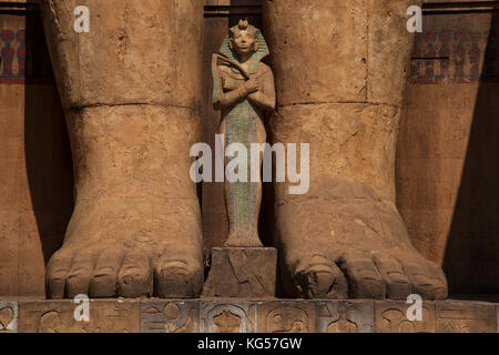 Props de films égyptiens dans les studios de cinéma de Cinnecittå à Rome, Italie. Banque D'Images