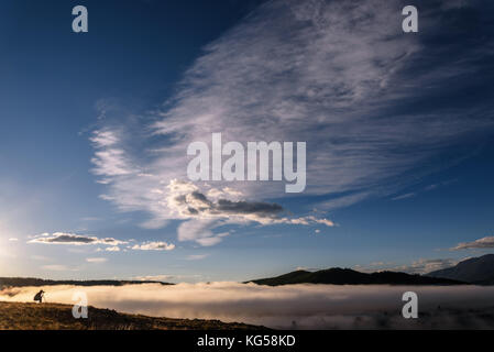 À l'aube d'un photographe prend des photos d'un beau brouillard épais sur le lac du haut de la montagne Banque D'Images