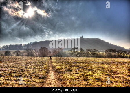 Sentier de grès, Cheshire, Angleterre. Vue artistique du sentier de grès, avec Peckforton Castle dans l'arrière-plan lointain. Banque D'Images