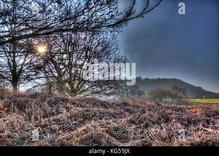 Sentier de grès, Cheshire, Angleterre. Vue artistique du sentier de grès, avec Peckforton Castle dans l'arrière-plan lointain. Banque D'Images