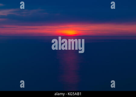 Une longue exposition sur la mer et le ciel après le coucher du soleil Banque D'Images