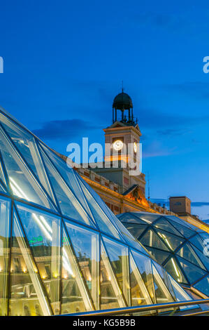 Gare Cercanias et tour de l'horloge, vision de nuit. La Puerta del Sol, Madrid, Espagne. Banque D'Images