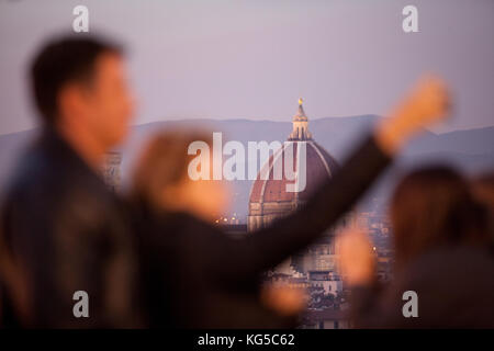 Regarder les gens florence panorama. couple taking selfies Banque D'Images