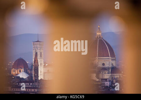 Paysage de Florence pendant le coucher du soleil depuis la Piazzale Michelangelo. vue de Santa Maria del Fiore Banque D'Images