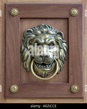 Une porte de bronze brun avec une belle tête de lion sculpté de style rétro de la poignée (marteau) Banque D'Images