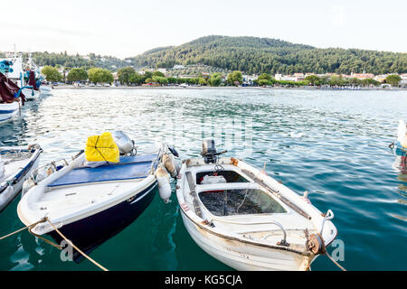 Amarré boats sont attachés avec des cordes pour l'amarrer au port local. Banque D'Images