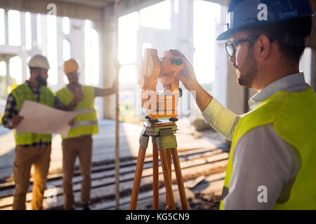 Portrait de la construction ingénieurs travaillant sur chantier Banque D'Images