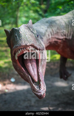 Warszawa, Pologne - août 2017 : la vie des dinosaures allosaurus dimensions statue dans une forêt Banque D'Images