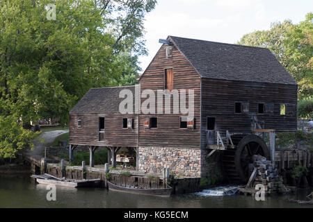 Le moulin de travail & roue à eau à Philipsburg Manor une vieille ferme américaine néerlandaise sur la rivière de Pocantico dans Sleepy Hollow, le comté de Westchester, New York. Banque D'Images